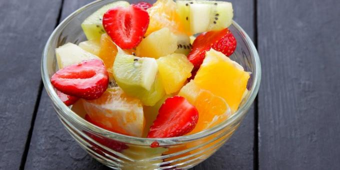 Salada de frutas com morangos e molho de limão
