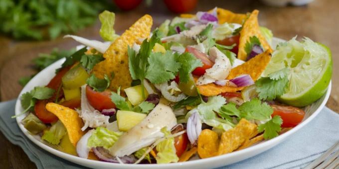 Salada com frango, manga e batatas fritas