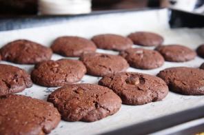 Receita: Bolo de chocolate com enchimento e 2 tipos de biscoitos de chocolate