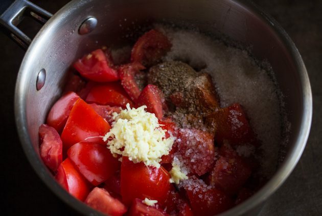 Geléia de tomate: coloque os ingredientes em uma panela
