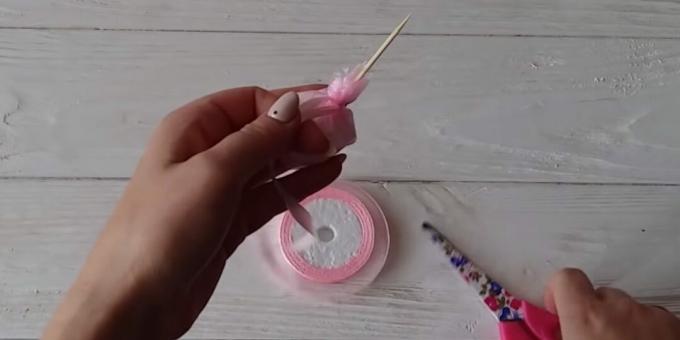 Como fazer um buquê de doces: amarrar uma organza