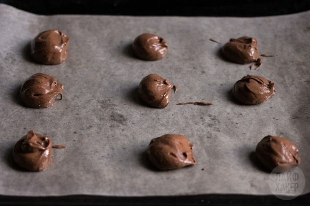 biscoitos de chocolate sem farinha: forre a massa em cima do pergaminho