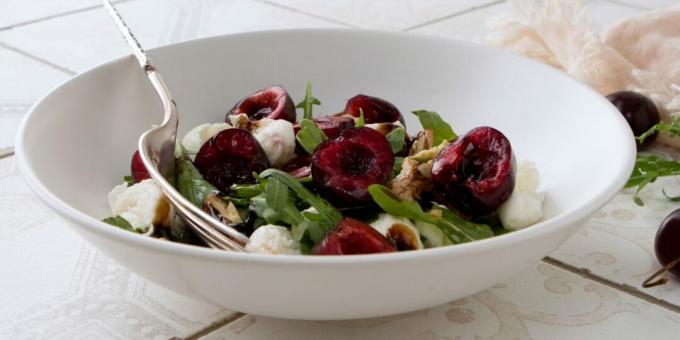 Salada com cerejas e rúcula