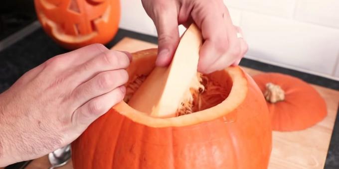 Como cortar uma abóbora para o Halloween com as mãos: tirar a polpa