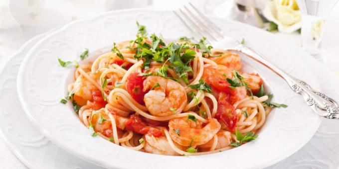 Macarrão com camarões e tomates