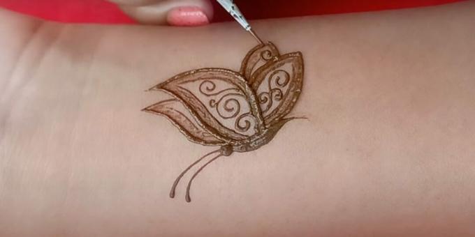 Desenho de borboleta de hena na mão: retrate o padrão e as antenas