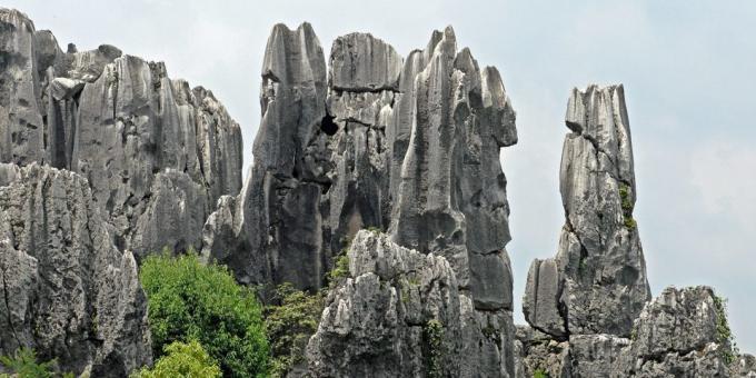 território asiático conscientemente atrai turistas: Shilin Stone Forest, China