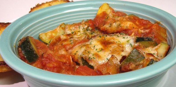 Zucchini nas receitas de forno: ratatouille cozida com abobrinha e bacon