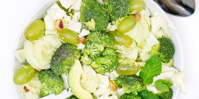 Salada com couve fresca, brócolis, pepino e uvas