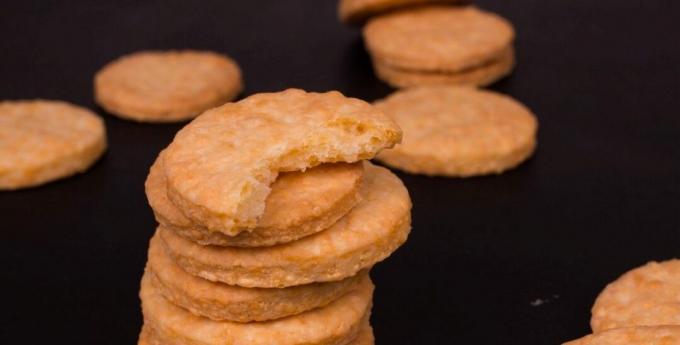 Biscoitos de queijo de quatro ingredientes