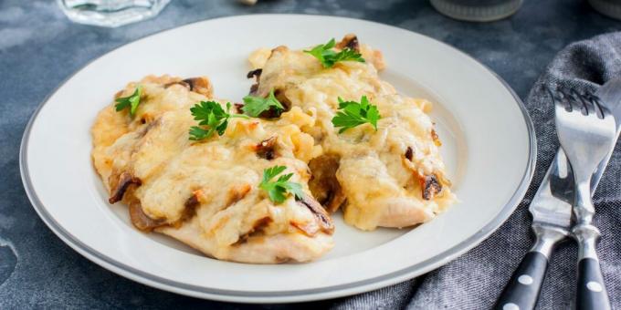 Costeletas de frango com cogumelos e queijo