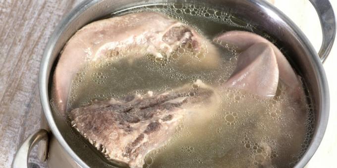 Como e quanto cozinhar língua de porco em uma panela