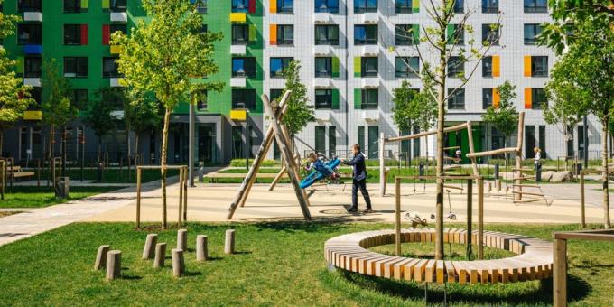Playgrounds e outros elementos ambientais: Pátio Parque em vez de estacionamento quintal