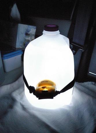 Lâmpada de uma lanterna e uma garrafa de plástico