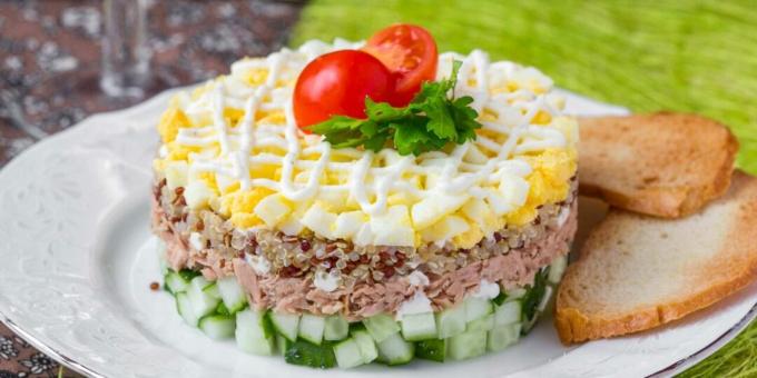 Salada com atum, pepino e quinoa