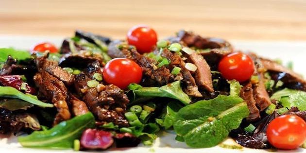 Salada morna com carne e vegetais 