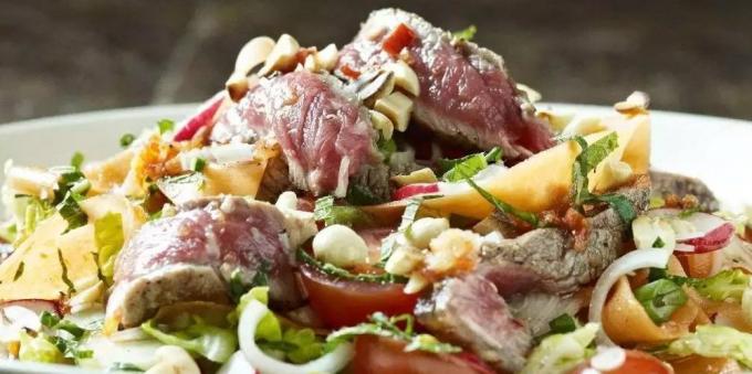 Salada morna com carne e vegetais