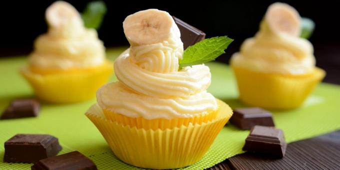 Cupcakes de banana com creme de baunilha