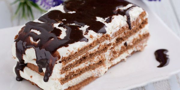 pastelaria Bolo com chantilly e cobertura de chocolate