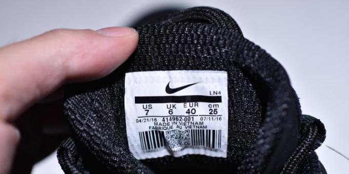 sneakers originais e falsificados Nike: olhar para a etiqueta que indica o tamanho do país de fabricação eo código