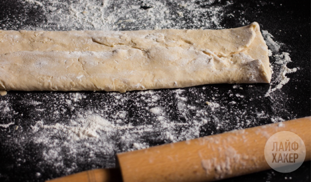 Receita simples de croissant: dobre ao meio no sentido do comprimento