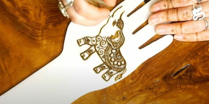 Desenho de Henna de um elefante na mão: adicione um padrão na orelha e na barriga