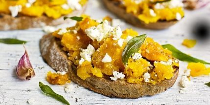 Abóbora pratos: Bruschetta com abóbora e queijo de cabra