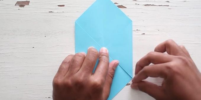 Envelope com as mãos: dobrar o canto direito