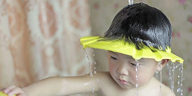 Visor para lavar o cabelo da criança