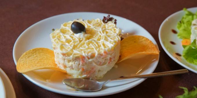 Salada com peixe, ovos e queijo