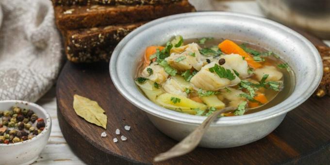 Sopa de peixe simples com legumes em um fogão lento