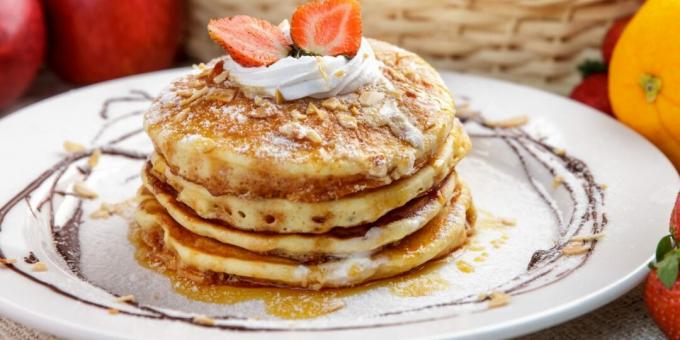 Panquecas com pedaços de banana e abacaxi