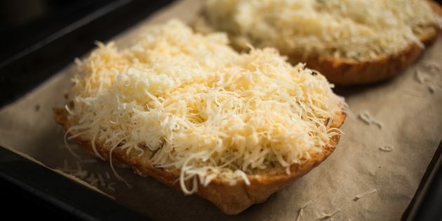 Como fazer croutons de queijo com alho: polvilhe o pão com queijo e leve ao forno