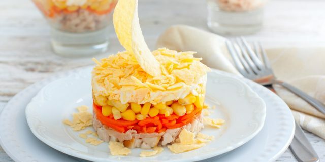 Salada com frango defumado, cenoura coreana e batatas fritas