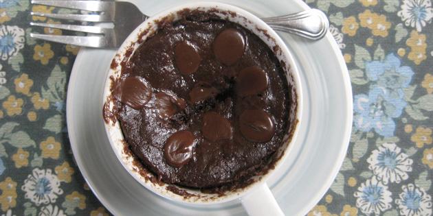 Receitas refeições rápidas: bolinho de chocolate em um copo