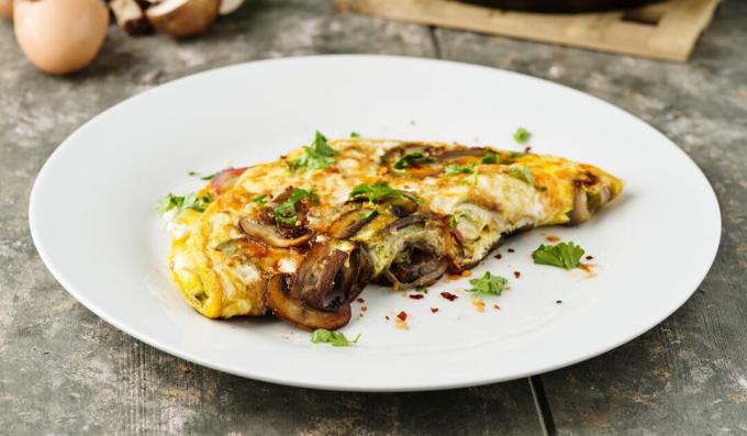 Omelete com pimentão e cogumelos