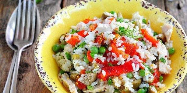Salada com arroz, frango, pimentos assados, ervilhas e azeitonas