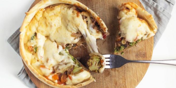 Pizza de cabeça para baixo com cogumelos, queijo e brócolis