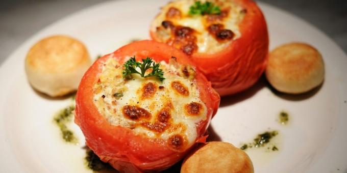 Tomates recheados com queijo e palitos de caranguejo