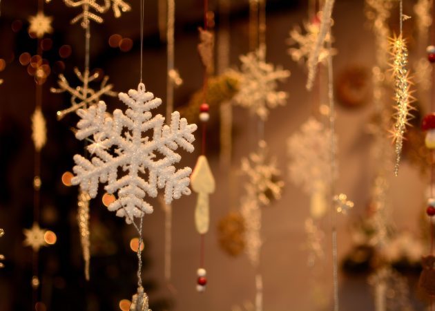 Decorar uma árvore de Natal: Floco de neve feito de papel