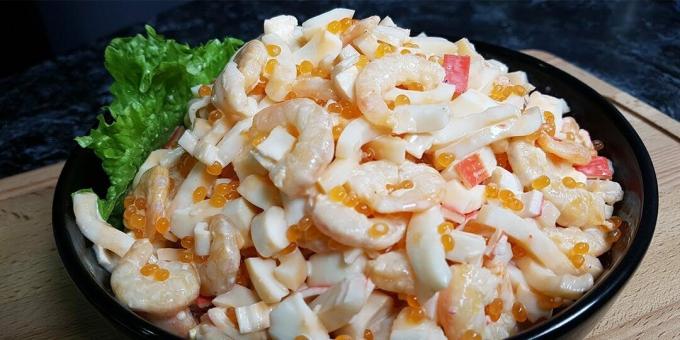 Salada com camarões, lulas, palitos de caranguejo e caviar vermelho