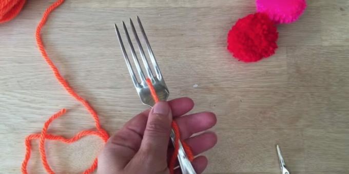 Como fazer um pompom: enfiar um garfo