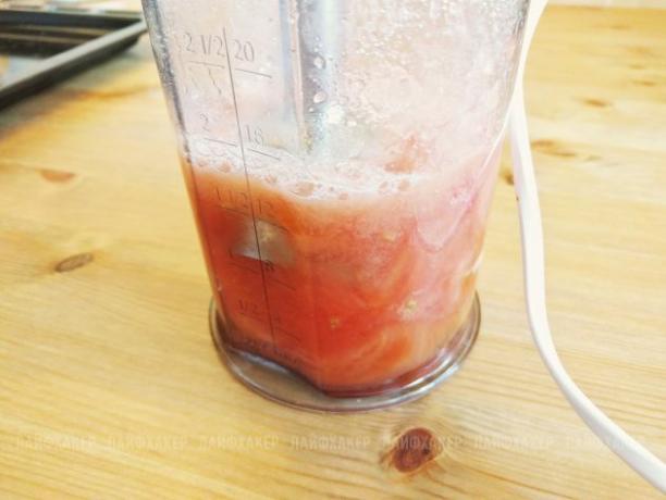 Transforme os tomates descascados em uma pasta lisa usando um liquidificador