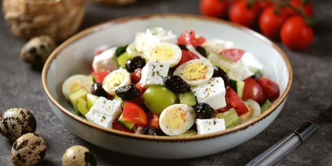 Salada grega com ovos