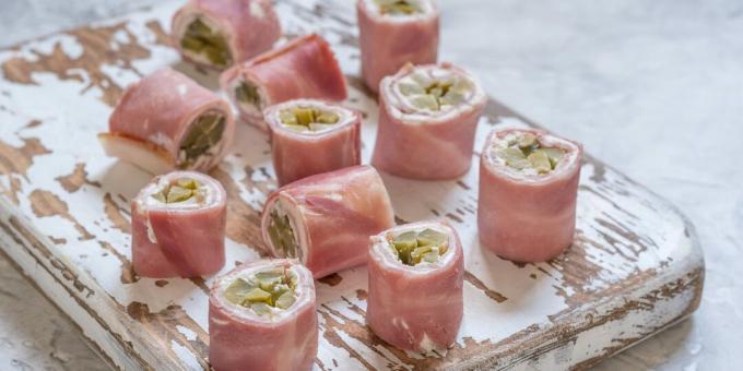 Rolinhos de presunto com queijo e pepino em conserva