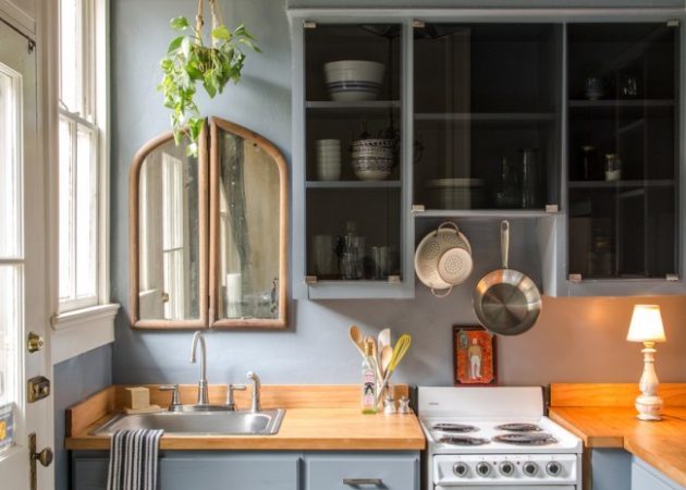 projeto da cozinha pequena: os espelhos brilhantes e móveis