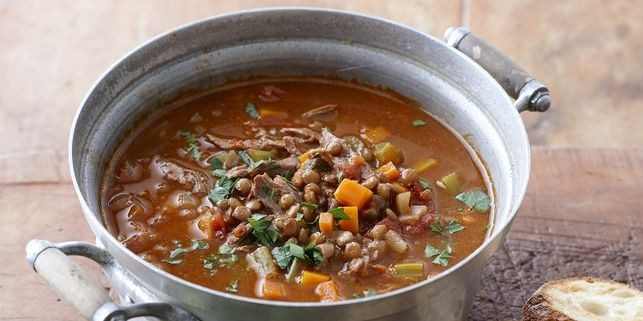 Sopa com aipo, cordeiro e lentilhas