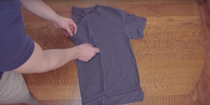 Dobrar a meio de uma das camisas e dobrar a manga