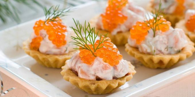 Tortinhas com peixe vermelho e caviar