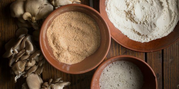 Prepare a farinha de rosca para cogumelos ostra na massa